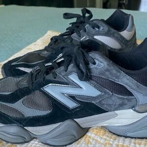 New Balance Men's Black and Gray Sneakers